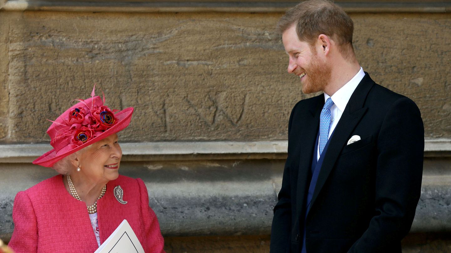 El príncipe Harry y la reina Isabel, en una imagen de archivo. (Reuters)