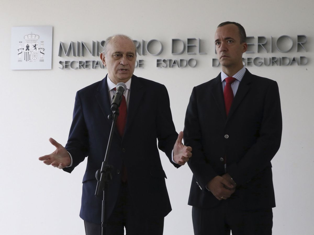 Foto: El exministro del Interior, Jorge Fernández Díaz (i), junto al secretario de Estado de Seguridad, Francisco Martínez Vázquez, en 2016. (EFE)