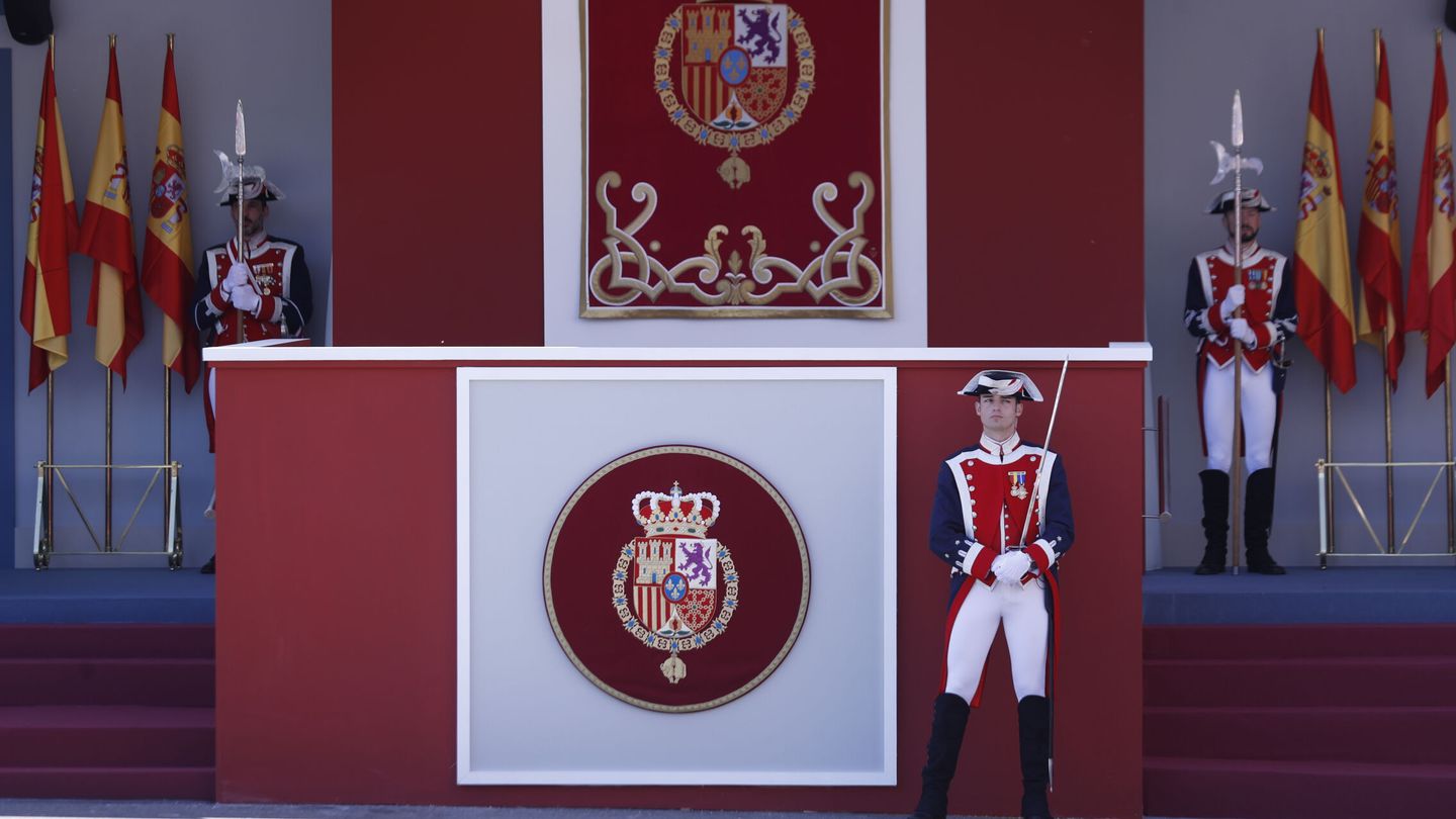 GRANADA, 03 06 2023.- Vista del atril de la Casa Real antes el desfile del Día de las Fuerzas Armadas este sábado en Granada. EFE  Jorge Zapata 