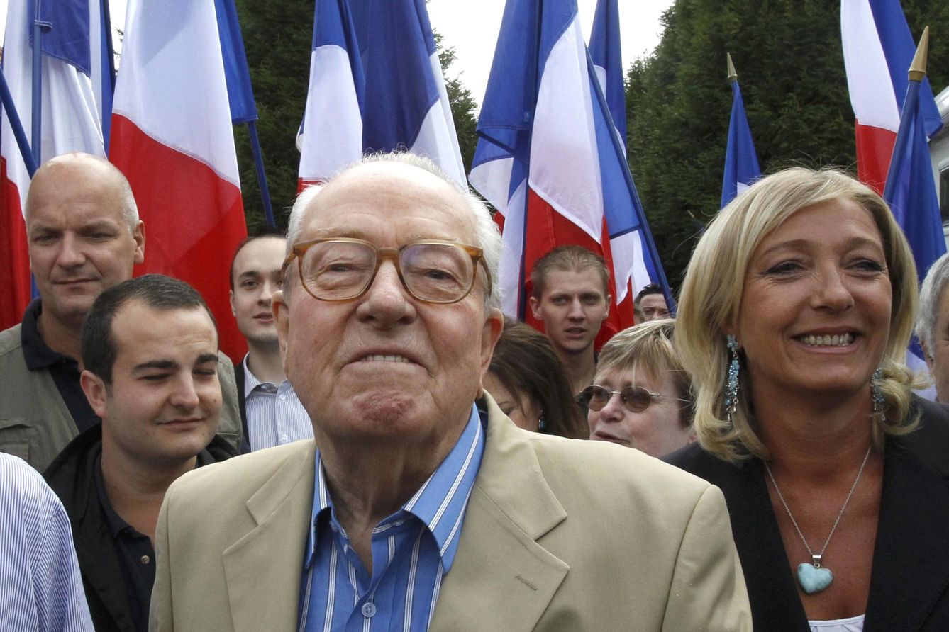 Jean-Marie Le Pen y su hija Marine en 2010. (Reuters/Pascal Rossignol)
