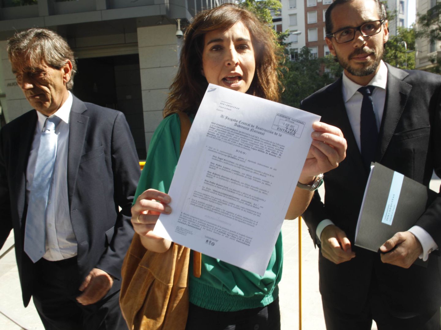 Ileana Izverniceanu, portavoz de OCU, muestra una querella en la entrada del juzgado. (EFE)