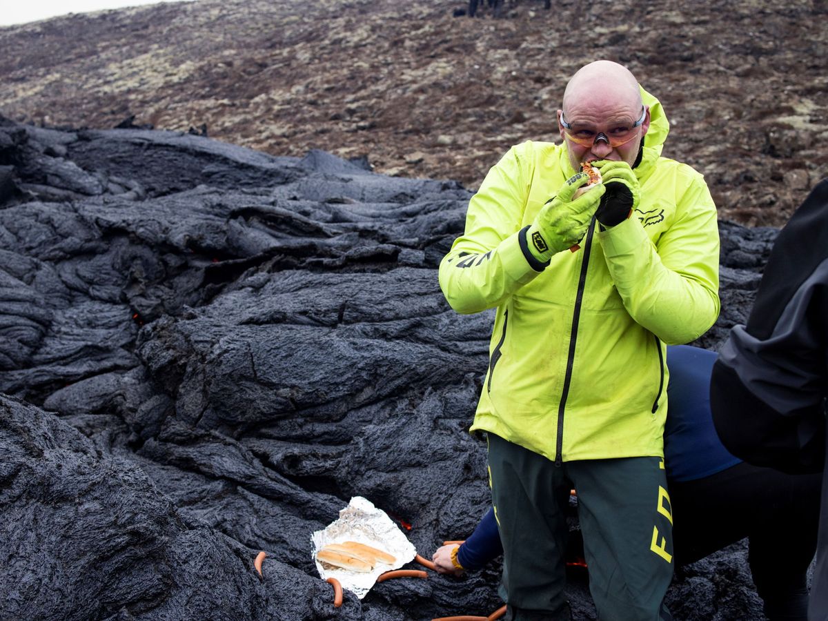 Foto: Los científicos usaron la lava del Fagradalsfjall para cocinar los perritos (Reuters/Cat Gundry-Beck)