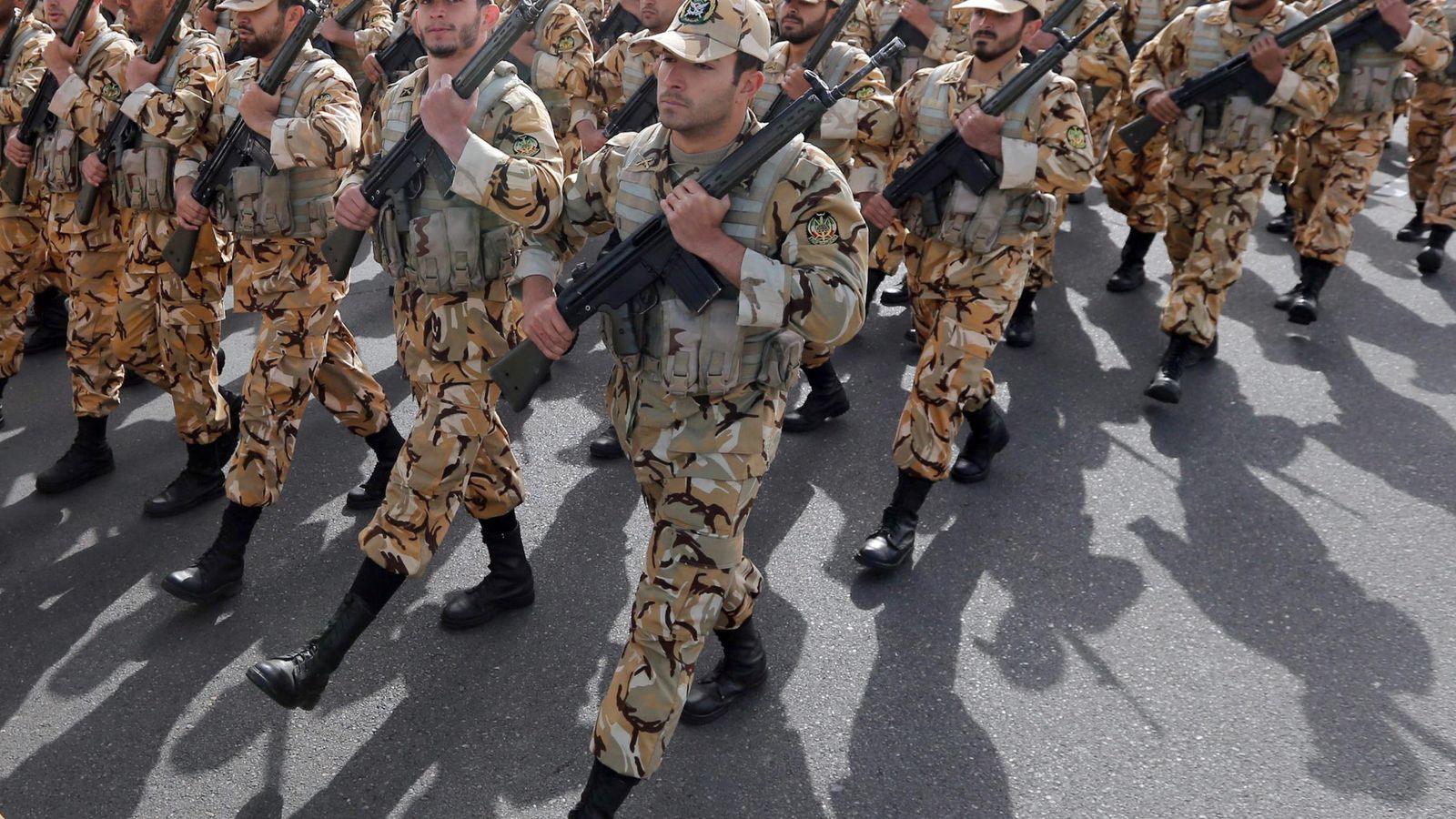Foto: Soldados iraníes marchan durante el Día Nacional del Ejército, el 18 de abril de 2015 (EFE)