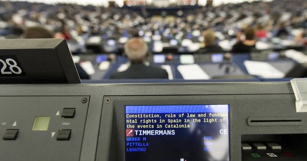 Foto: Eurodiputados escuchan el discurso del vicepresidente primero de la Comisión Europea, Frans Timmermans. (EFE)