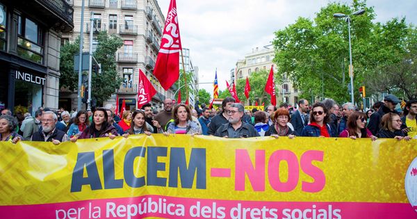 Foto: Manifestación en favor de la república de los derechos sociales convocada en Barcelona por la plataforma Alcem-nos, formada por la ANC y la Intersindical-CSC. (EFE)