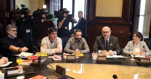 Foto: Los diputados Carles Riera, de la CUP (i), Sergi Sabrià (2i), Gerard Gómez del Moral (c), de ERC, Eduard Pujol (2d) y Gemma Geis (d), de JXCAT, durante la reunión de la Junta de Portavoces en el Parlament. (EFE)