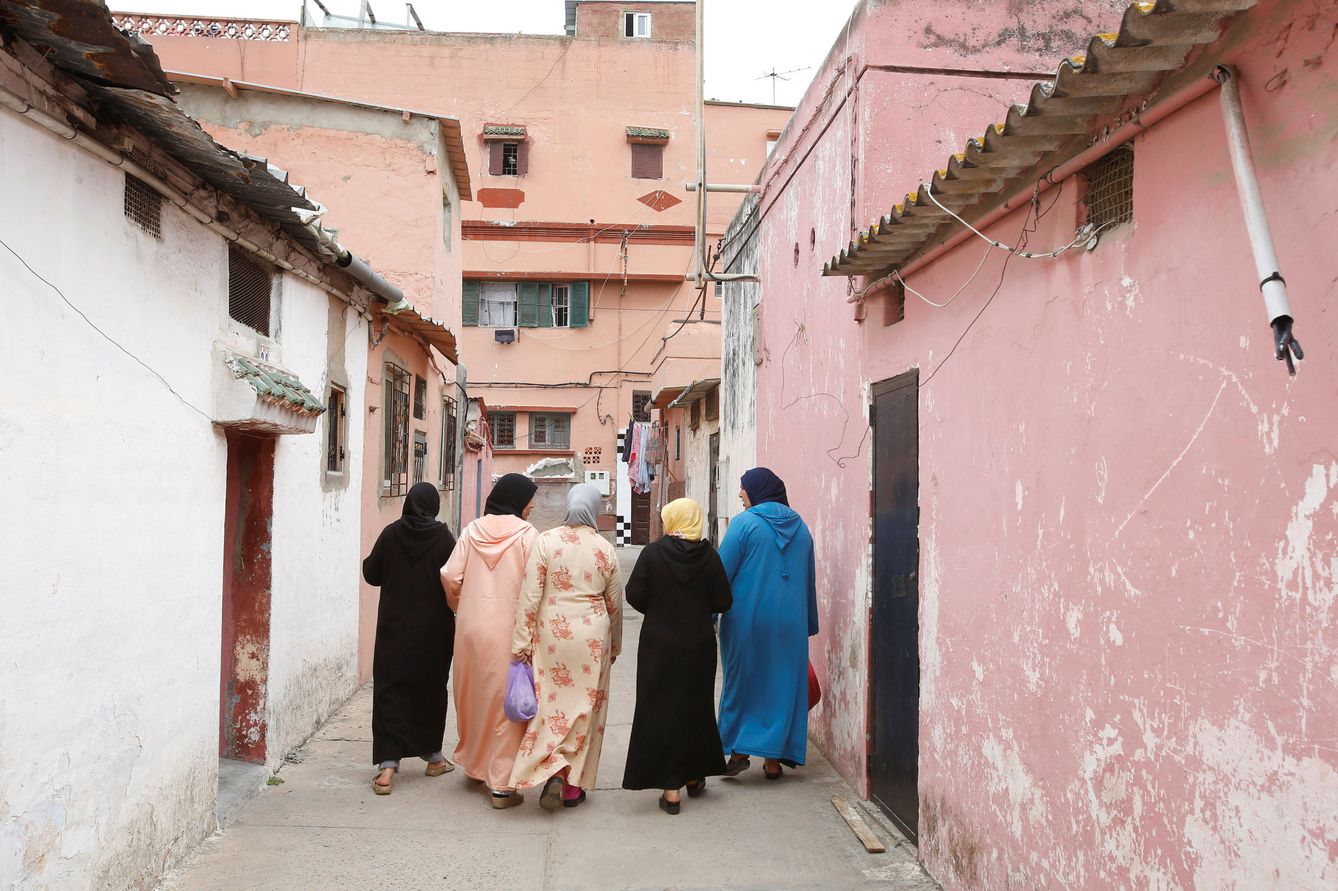 Cinco mujeres caminan por una calle en Mohamadia, en abril de 2018. (Reuters)