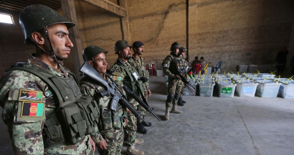 Soldados afganos protegen urnas electorales en Kabul (Reuters).