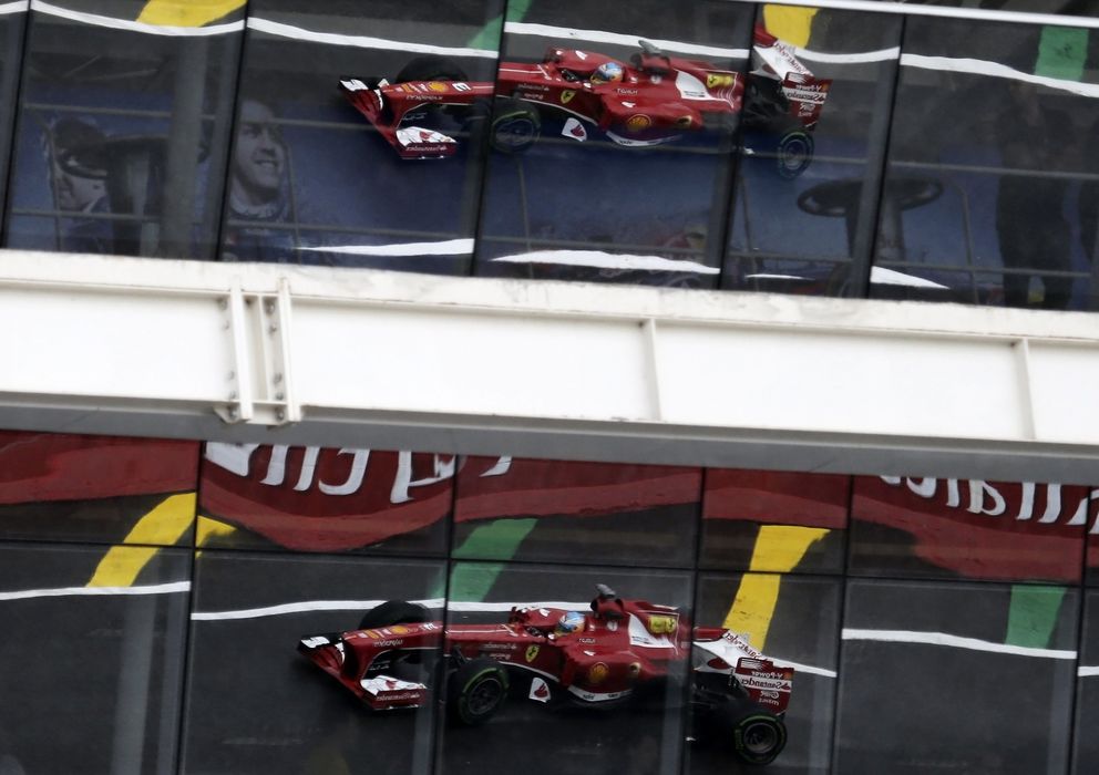 Foto: El reflejo del monoplaza de Fernando Alonso este viernes en Sao Paulo.