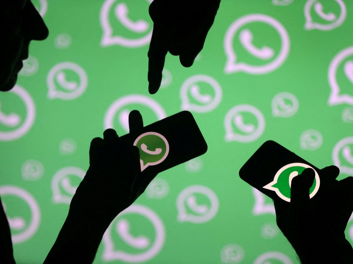 Foto: File photo: men pose with smartphones in front of displayed whatsapp logo