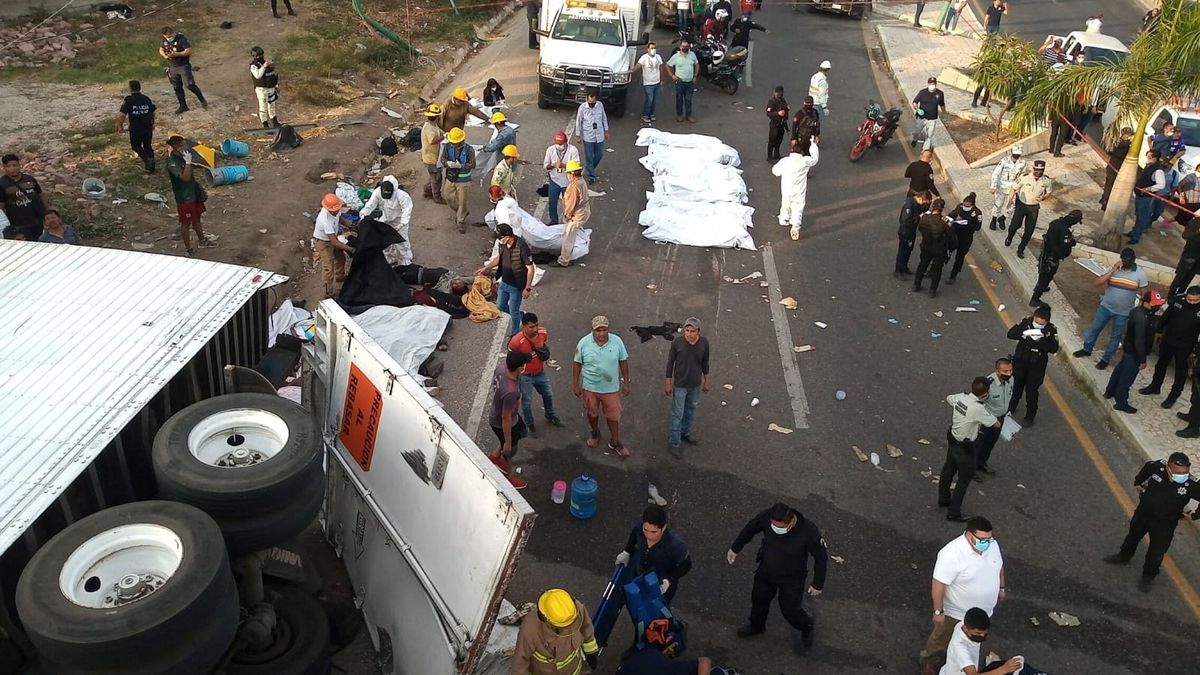 Mueren 55 migrantes al volcar en Chiapas (México) un camión donde iban hacinados
