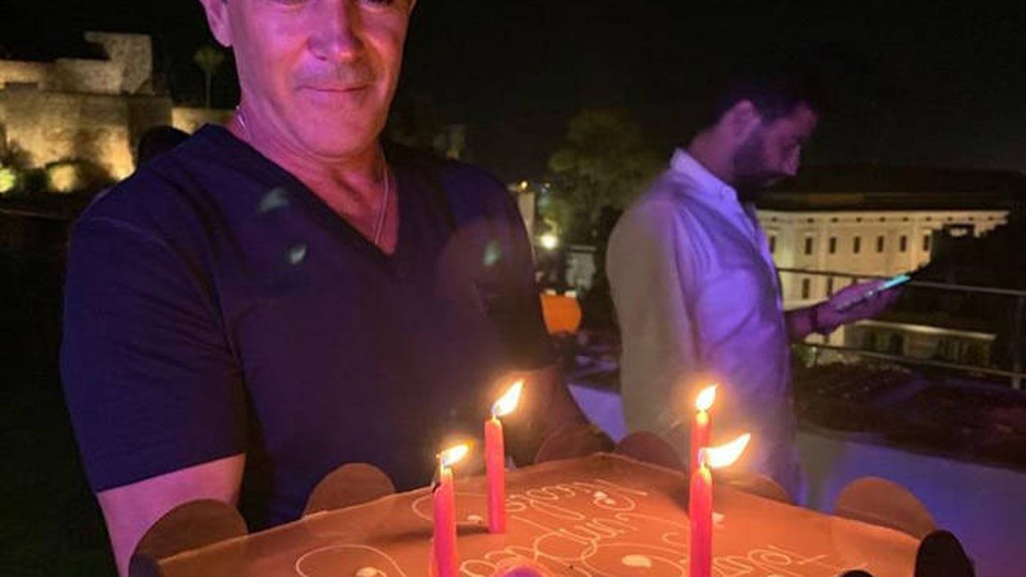Antonio Banderas y su tarta de cumpleaños. (Instagram)