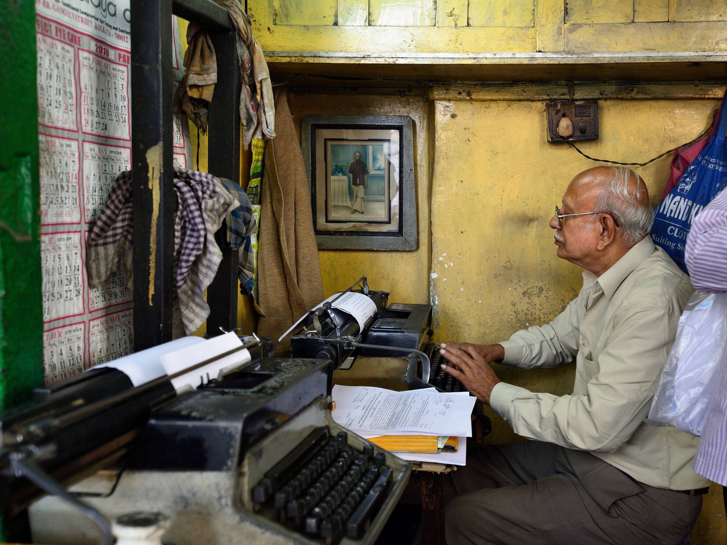 Un hombre teclea en su casa de Calcuta. (iStock)