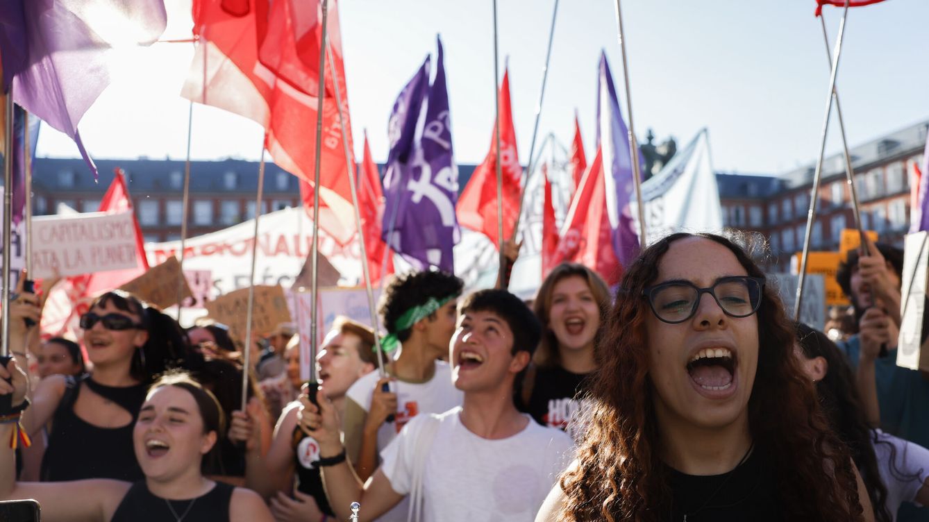 Foto: Jóvenes protestan contra el cambio climático en la plaza Mayor de Madrid en septiembre pasado. (EFE/Juanjo Martín)