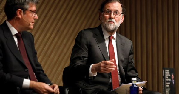 Foto: Mariano Rajoy y Álvaro Nadal, en la presentación de su libro. (EFE)