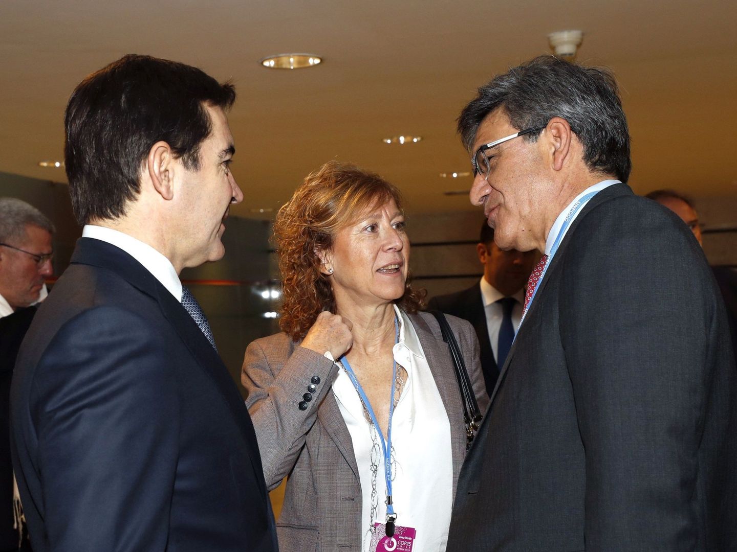 La Subgobernadora del Banco de España, Margarita Delgado, junto al presidente del BBVA, Carlos Torres (i), y el CEO de Santander, José Antonio Álvarez (d). (EFE)