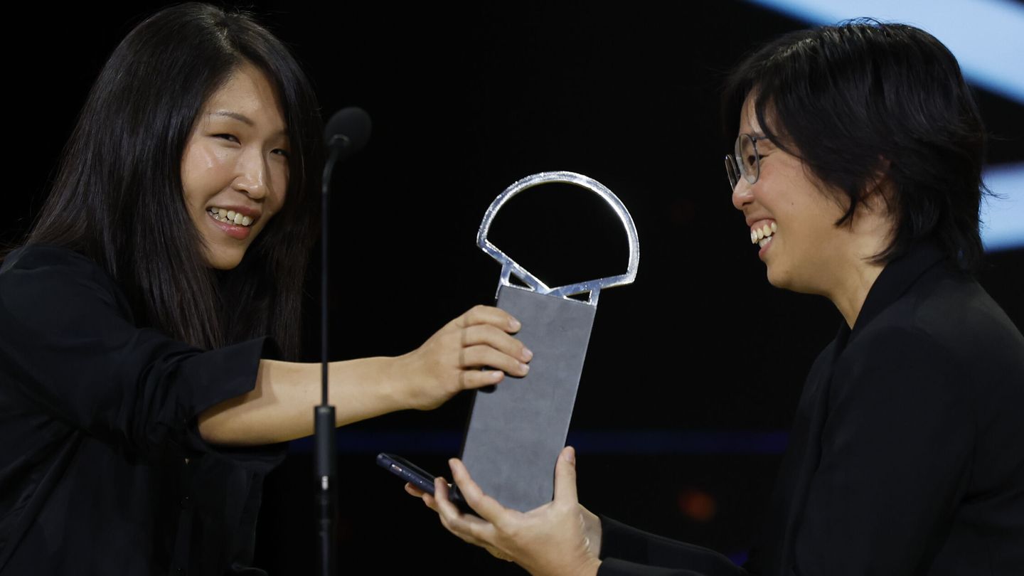 Las cineastas taiwanesas Peng Tzu-Hui y Wang Ping Wen reciben la Palma de Oro a la Mejor Dirección. (Efe/Javier Etxezarreta) 