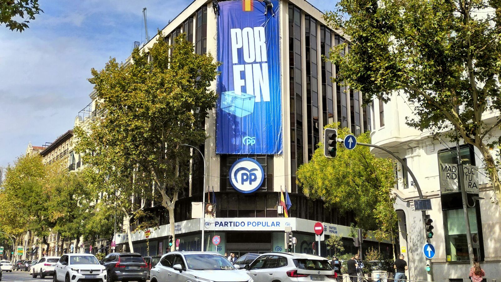 El PP arranca la campaña desplegando una lona en Génova y con un vídeo especial: "Por fin"
