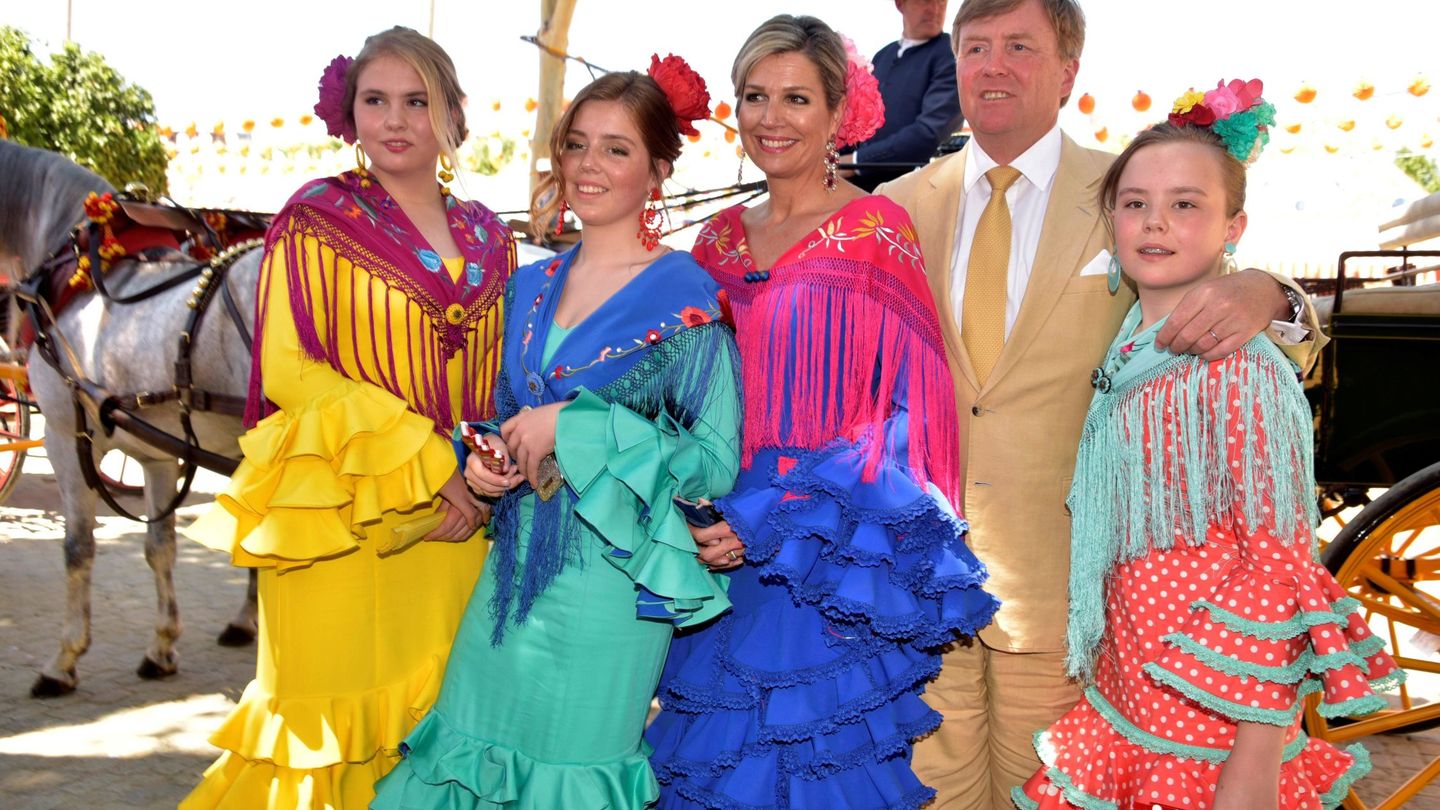 Los Reyes de Holanda posan durante su visita a la Feria de Sevilla. (EFE)