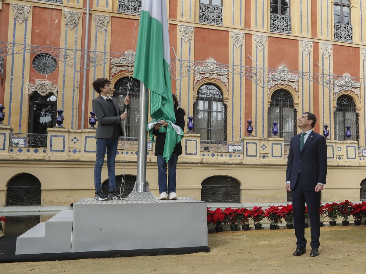 Foto: El presidente de la Junta de Andalucía, Juanma Moreno, durante el izado de bandera celebrado en el Palacio de San Telmo el pasado 4 de diciembre. (EFE/Jose Manuel Vidal)