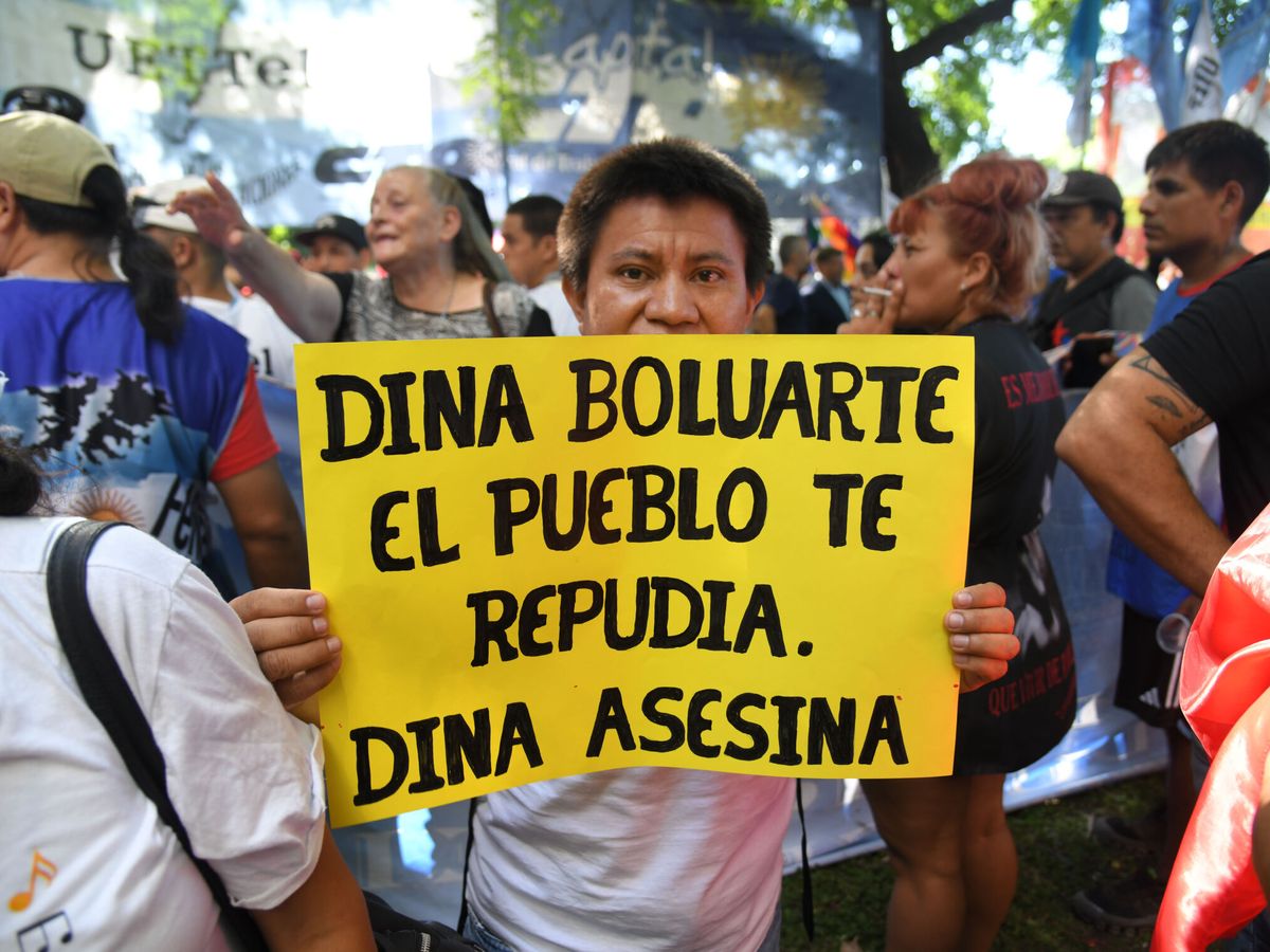 Foto: Ciudadanos peruanos piden la dimisión de Dina Boluarte. (EFE/Enrique García Medina)