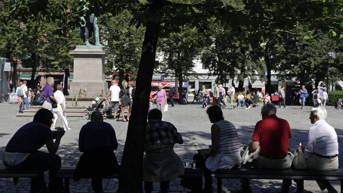 Noruegos en un parque del centro de Oslo, Noruega. (Reuters) 