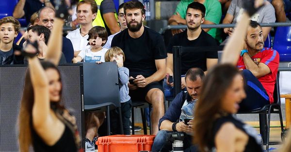 Foto: Piqué, con Milan y Shasha, en un partido de baloncesto. (Gtres) 