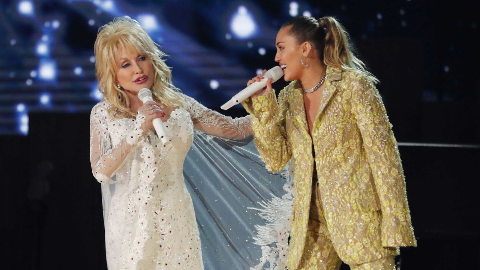 Dolly Parton y Miley Cyrus cantando 'Jolene'. (Reuters/Mike Blake)