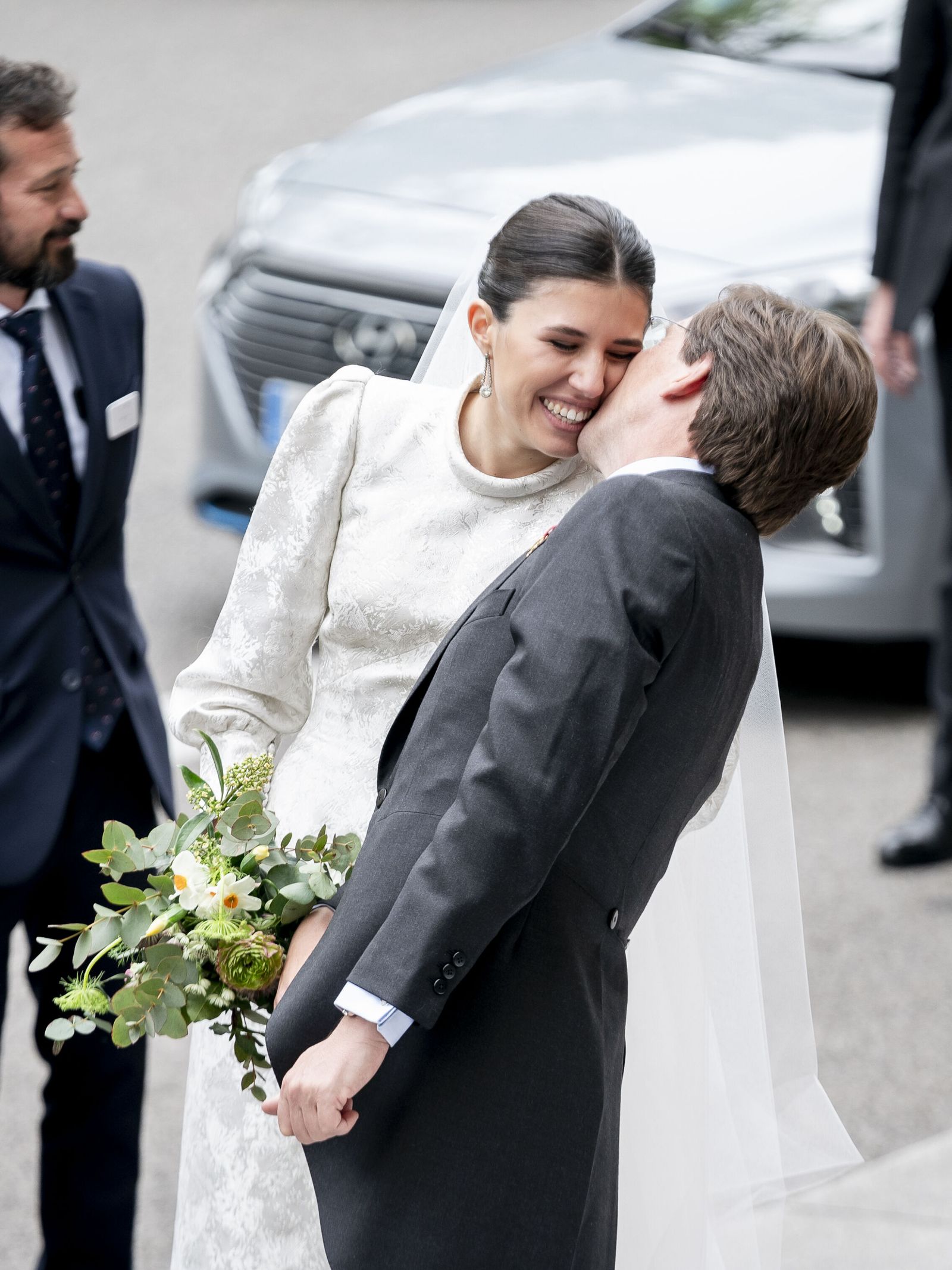 Los recién casados, al salir de la iglesia donde se han dado el 'sí, quiero'. (Europa Press)
