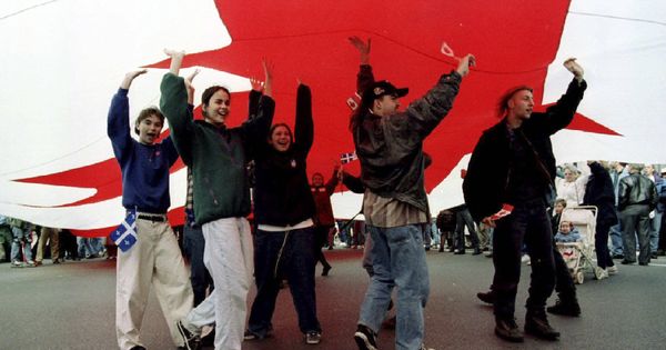 Foto: Un grupo de estudiantes con una bandera de Canadá durante una marcha en Montreal por el "No" en un referéndum soberanista en Quebec. (Reuters)
