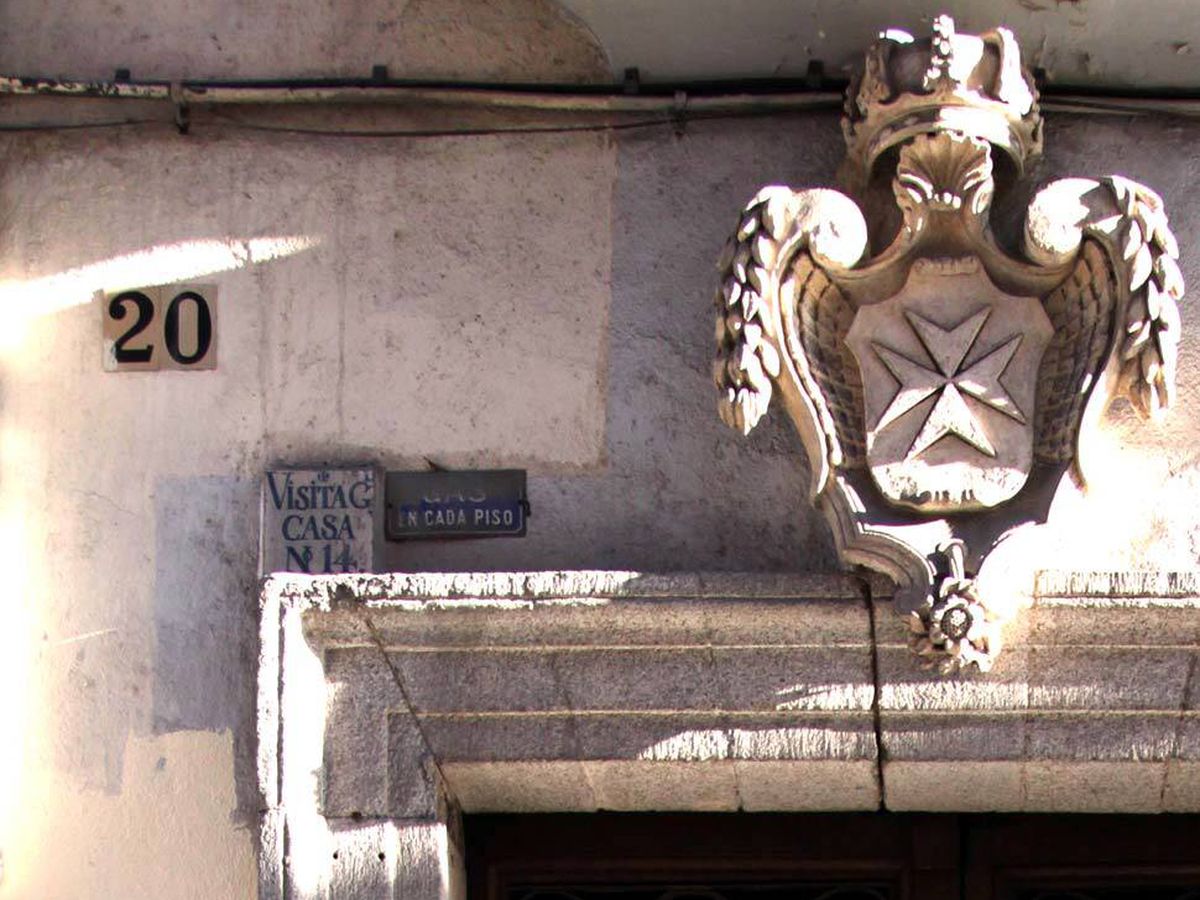 Foto: La cruz de la Orden de Malta, en el dintel de una fachada madrileña. (Madrid Ciudadanía y Patrimonio)