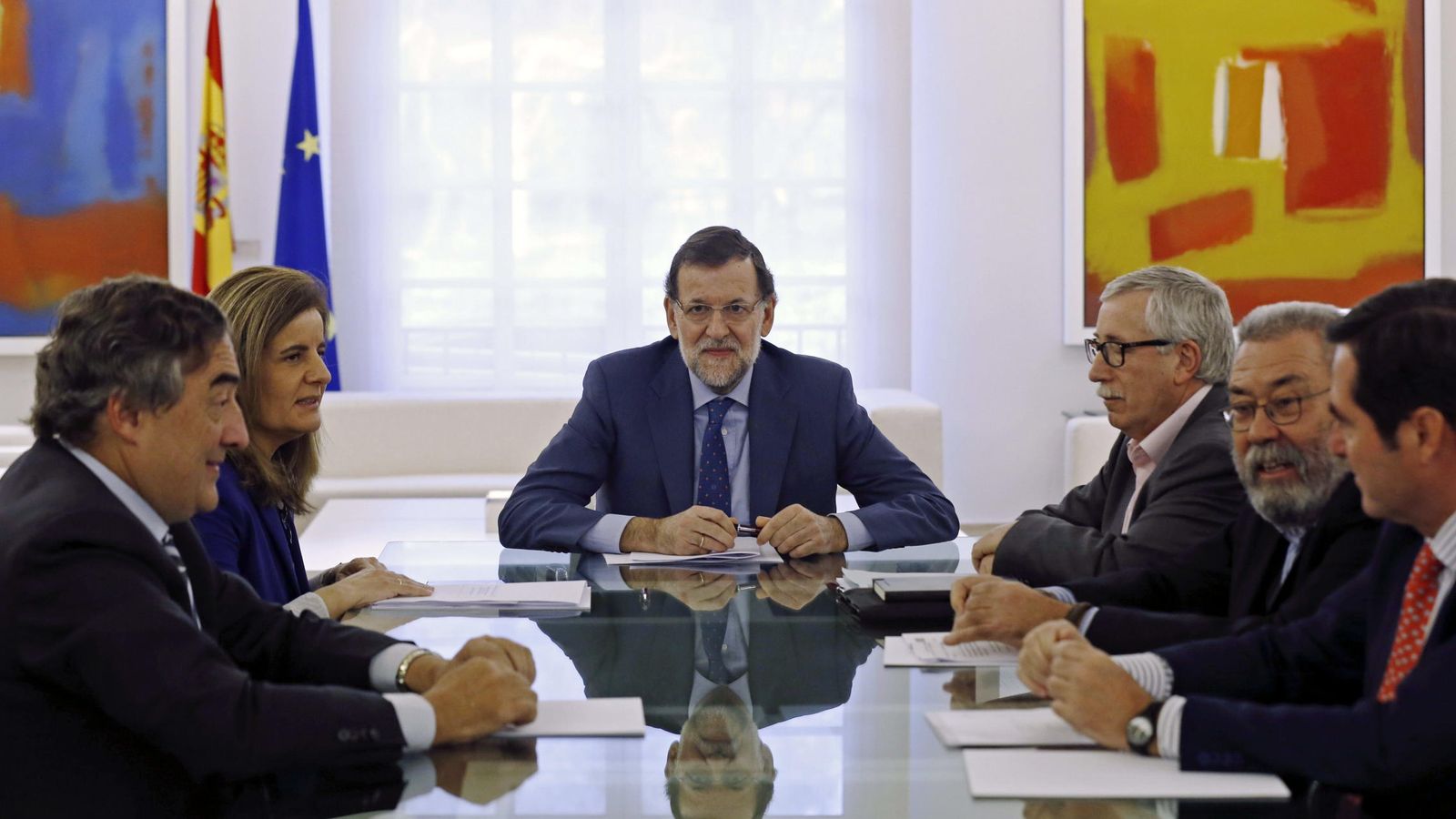 Foto: El presidente del Gobierno, Mariano Rajoy (c), la ministra de Empleo, Fátima Báñez (2i), los presidentes de CEOE y CEPYME, Juan Rosell (i) y Antonio Garamendi (d), Cándido Méndez (2d) e Ignacio Fernández Toxo.