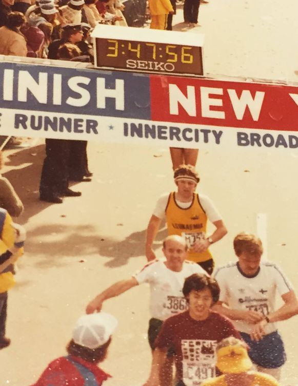 Cruzando la meta del maratón de Nueva York en 1981