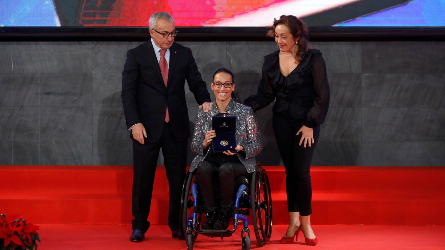 El presidente del Comité Olímpico Español (COE), Alejandro Blanco, entrega un premio a Teresa Perales en 2019. (EFE)