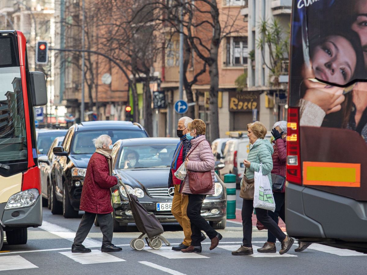 Foto: Viandantes cruzan una calle de Logroño con mascarillas. (EFE/Raquel Manzanares)
