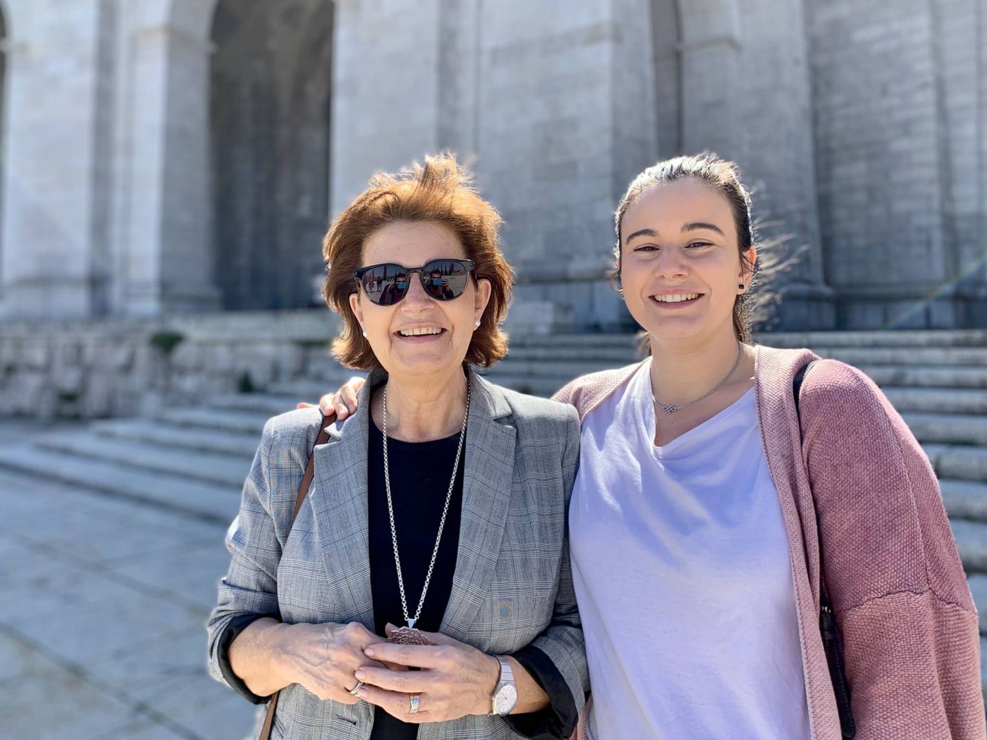 María Jesús (i) y María García, madre e hija, el pasado 13 de abril a las puertas de la basílica del Valle de los Caídos. (J. R. | EC)