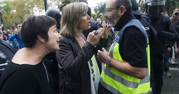 Foto: La alcaldesa de LHospitalet del Llobregat Nuria Marin (i) discute con policías del operativo a las puertas del del Instituto Can Vilumara. (EFE)