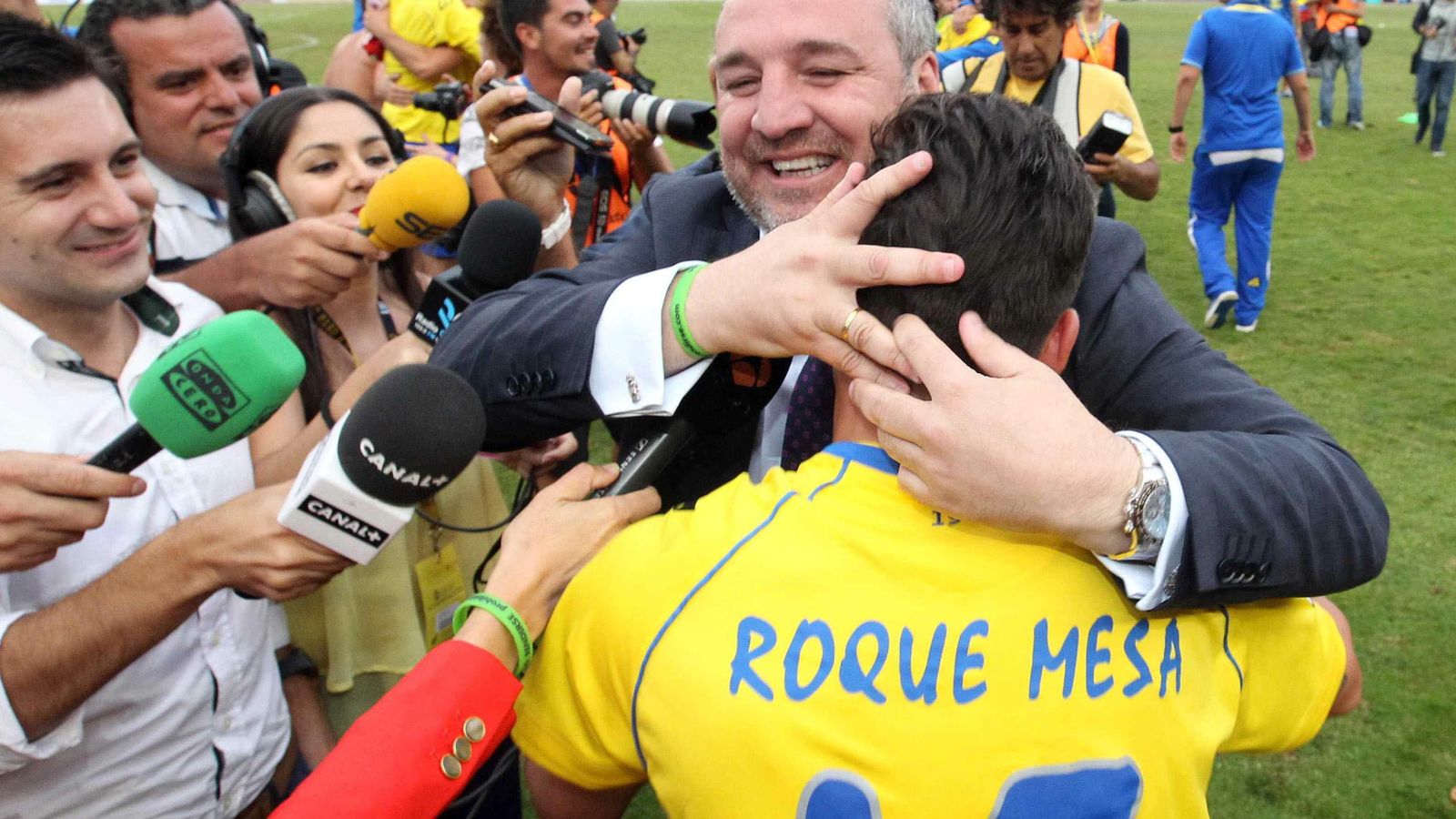 Foto: El presidente de la UD Las Palmas, Miguel Ángel Ramírez (2-d), celebra con Roque Mesa (d) el ascenso de la UD Las Palmas a Primera División. (EFE)