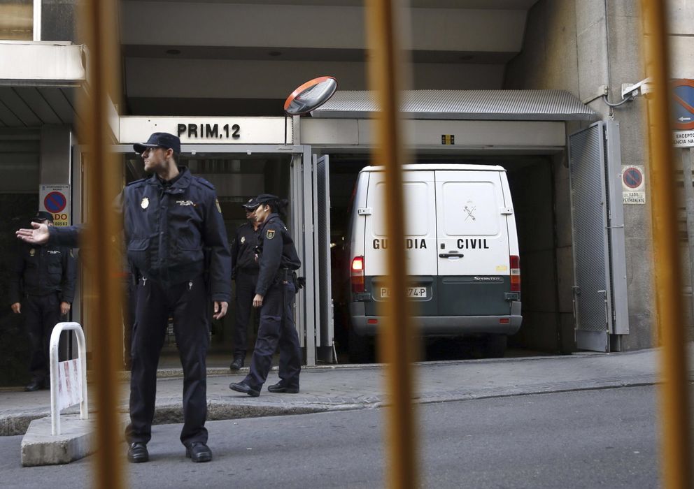 Foto:  Policias nacionales aguardan junto a un furgón en la puerta de la Audicencia Nacional. (EFE)
