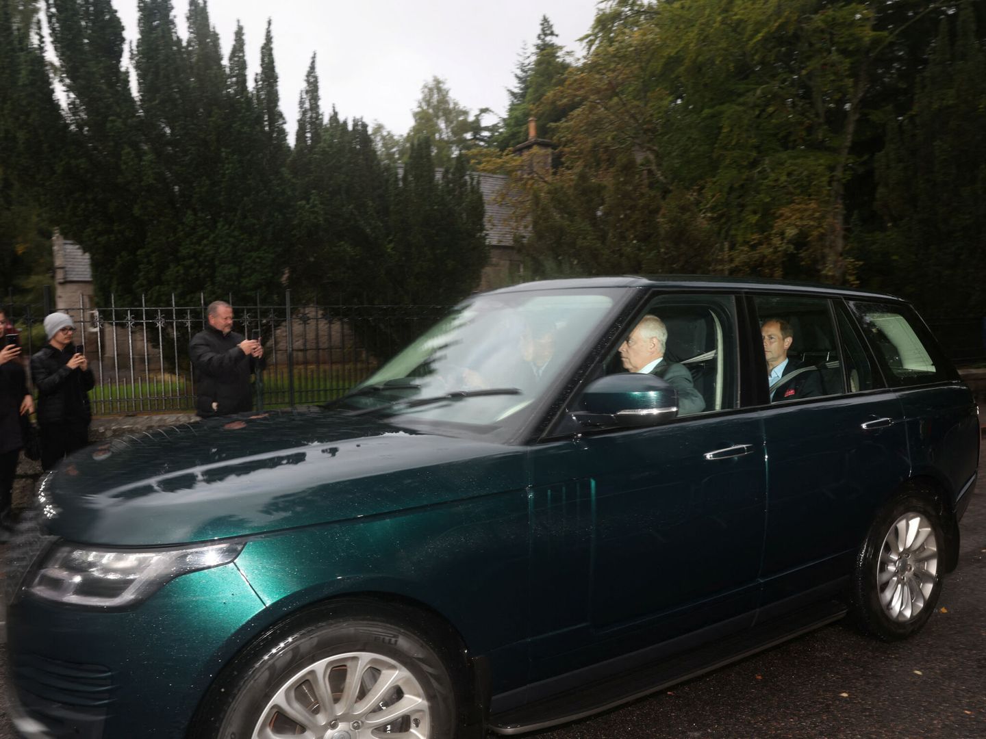 Los príncipes británicos Eduardo y Andrés llegan al castillo de Balmoral. (Reuters/Russell Cheyne)