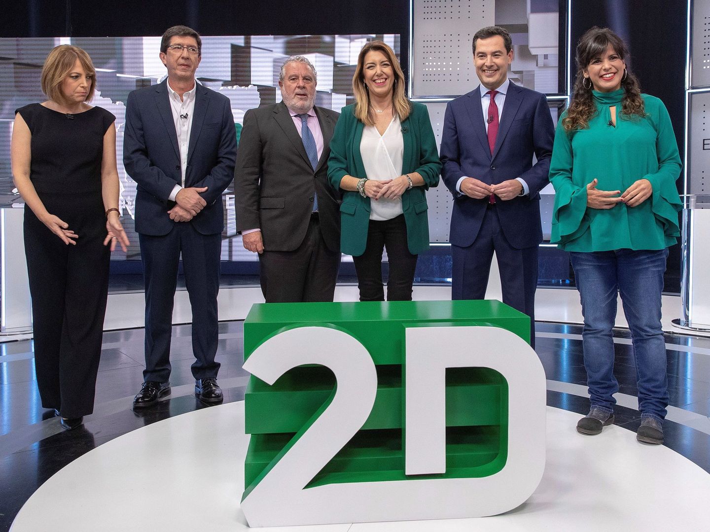 Mabel Mata y Joaquín Durán, junto a los candidatos a la Presidencia de la Junta. (EFE)