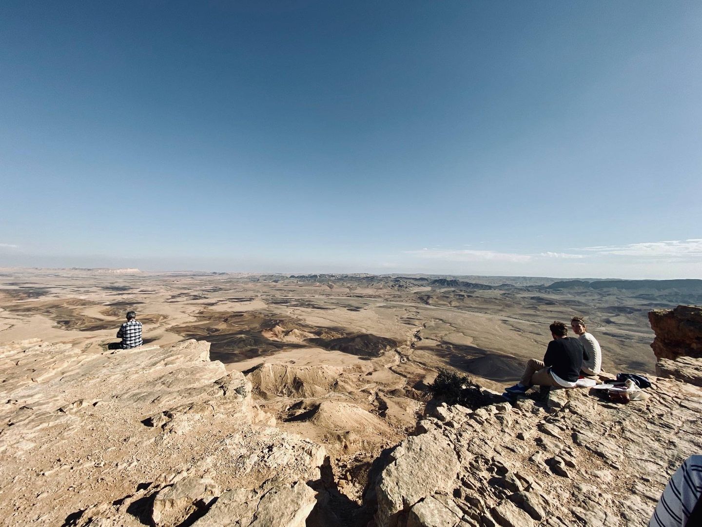  Varios turistas observan las vistas desde el cráter Ramon. Foto: C.S