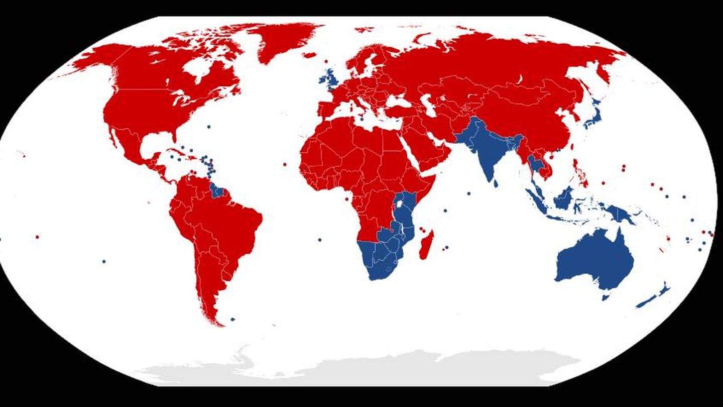 En rojo, los países que conducen por la derecha. En azul, los que lo hacen por la izquierda.