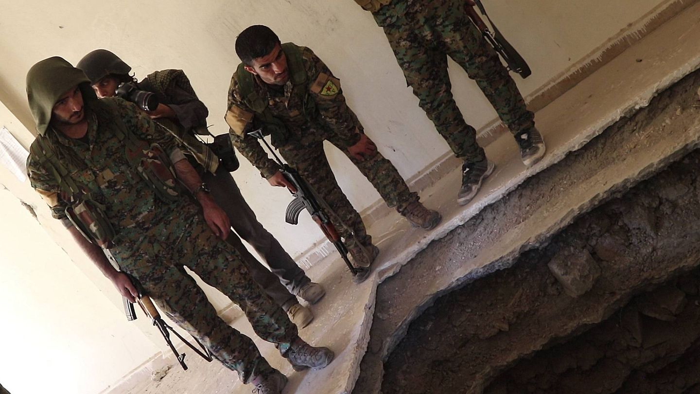 Varios soldados observan un túnel excavado por los yihadistas en una mezquita de Raqqa. (F. Barber)