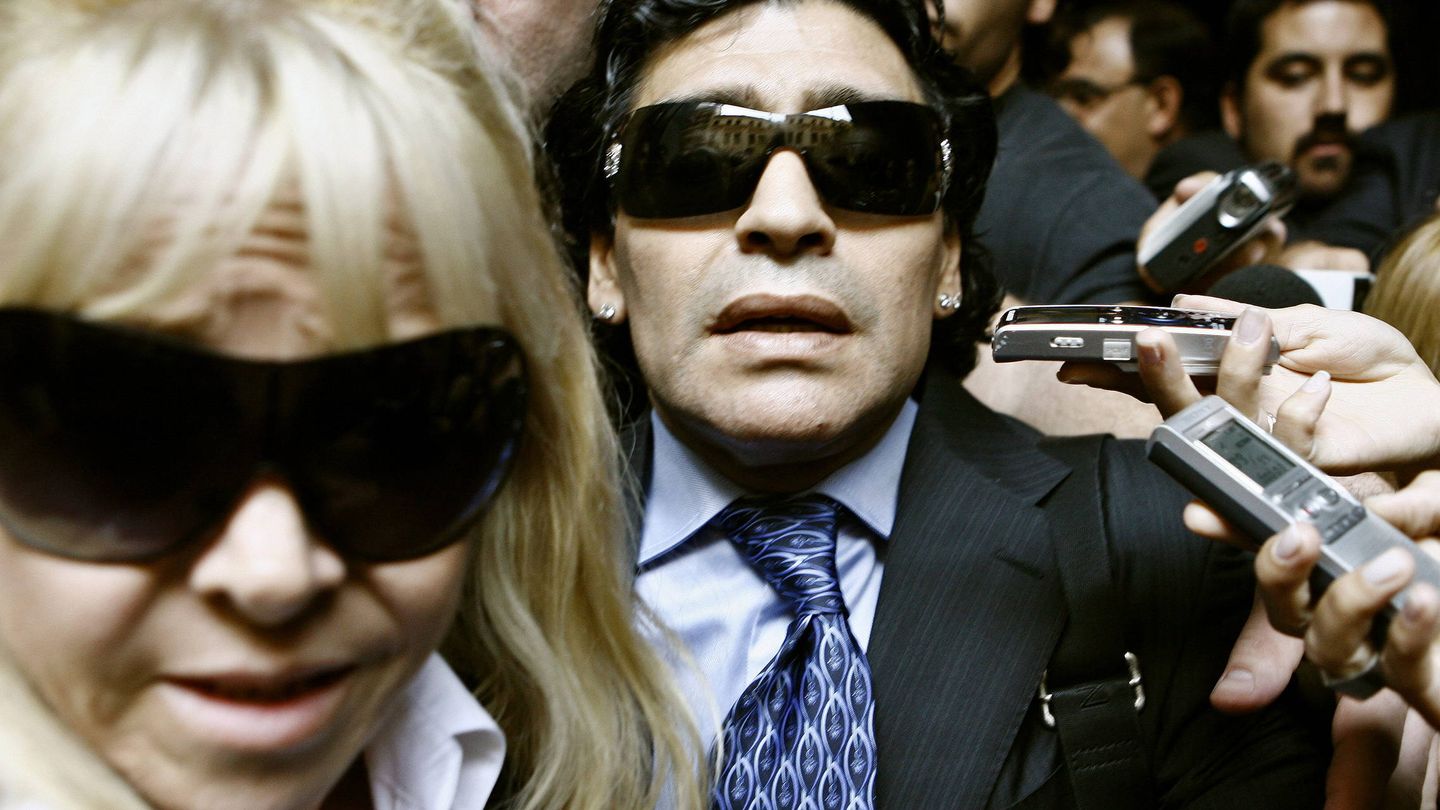 Diego Maradona, junto a su exmujer  Claudia Villafañe en 2008. (EFE)