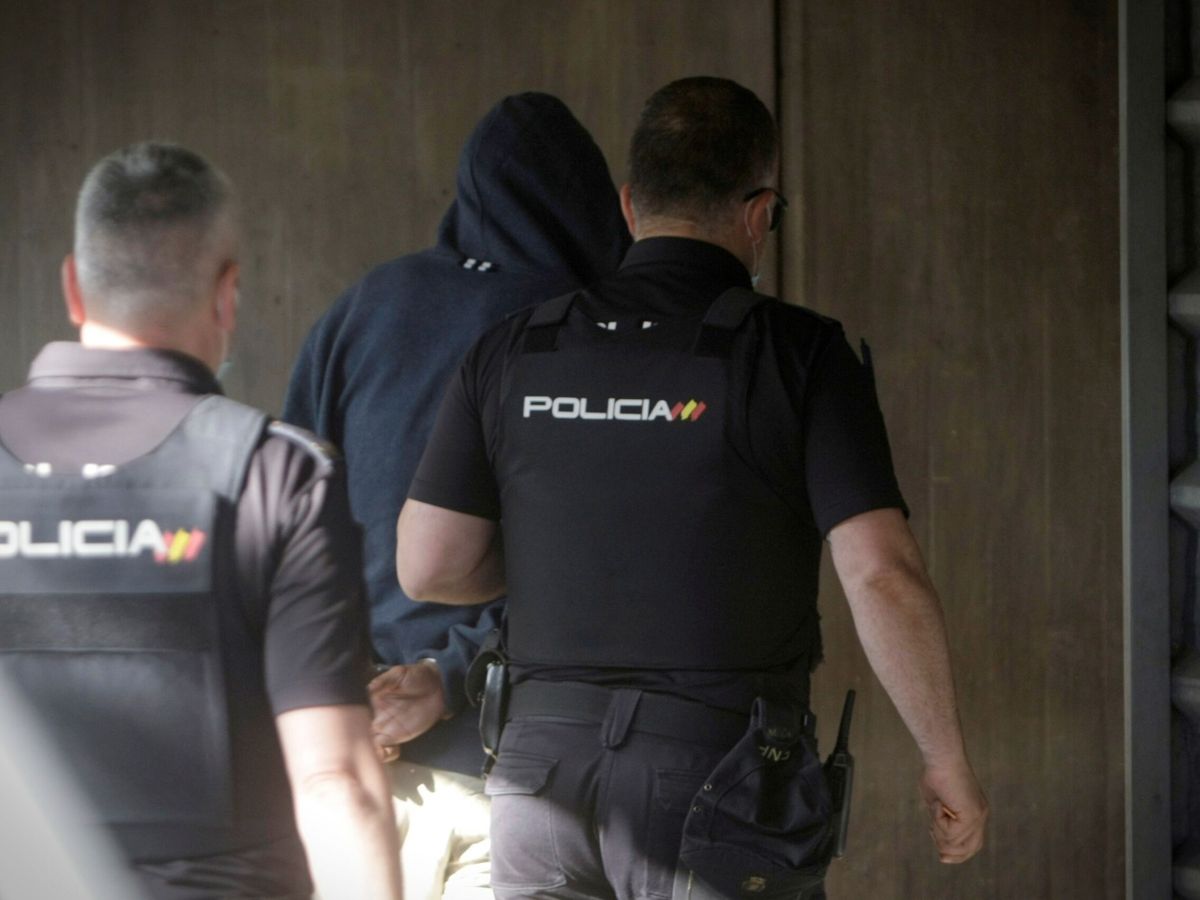 Foto: Vista de una detención de la Policia Nacional de A Coruña. (EFE/Cabalar)