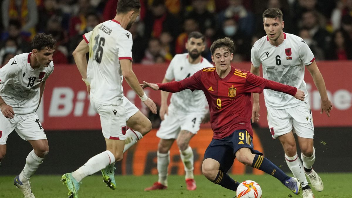 Un golazo de Olmo le da la victoria a España sobre la bocina en su regreso a Barcelona (2-1)