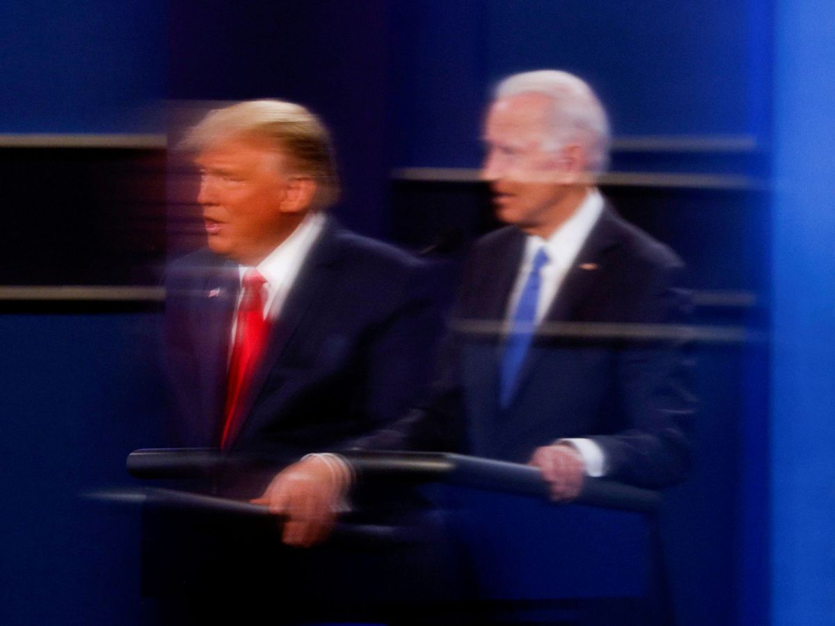 Foto: Trump y Biden reflejados en la cámara de un operador en el segundo debate presidencial en EEUU. (Reuters)