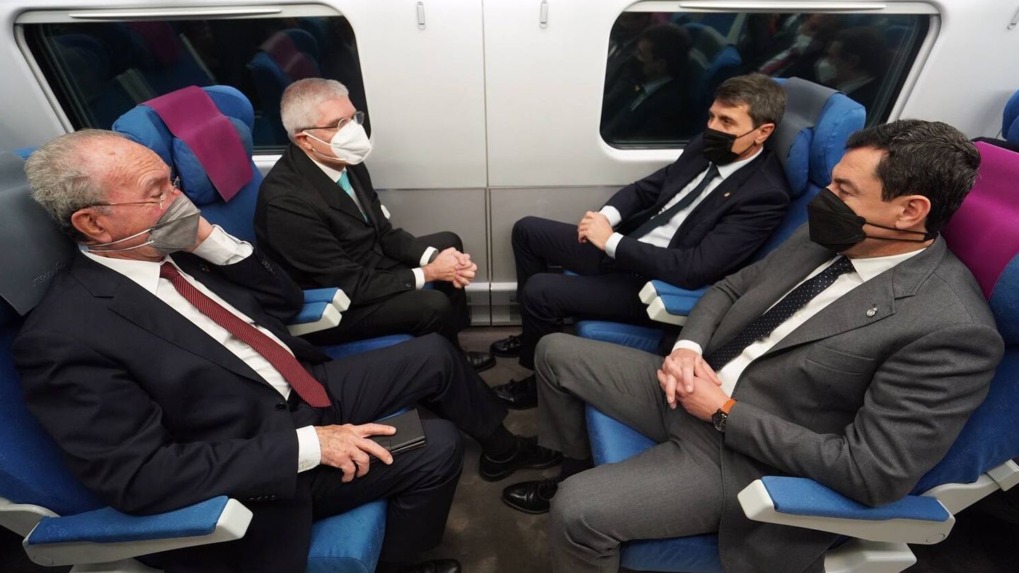 El alcalde de Málaga, sentado junto al presidente de Renfe y frente a Juanma Moreno, que a su lado tiene al delegado del Gobierno en Andalucía. (Junta de Andalucía)