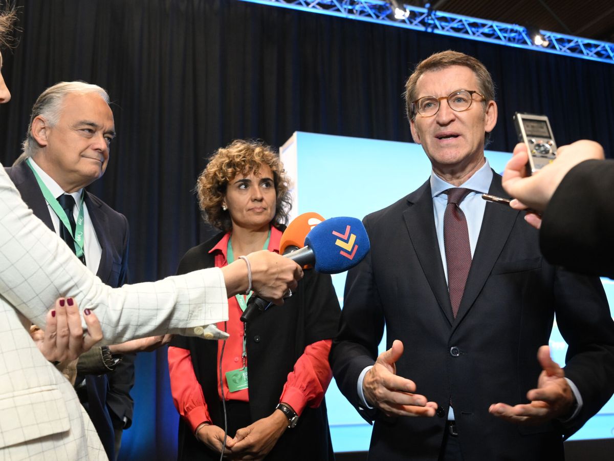 Foto: El presidente del PP, Alberto Núñez Feijóo (d), junto a los eurodiputados Esteban González Pons (2i) y Dolors Montserrat. (EFE/PP)